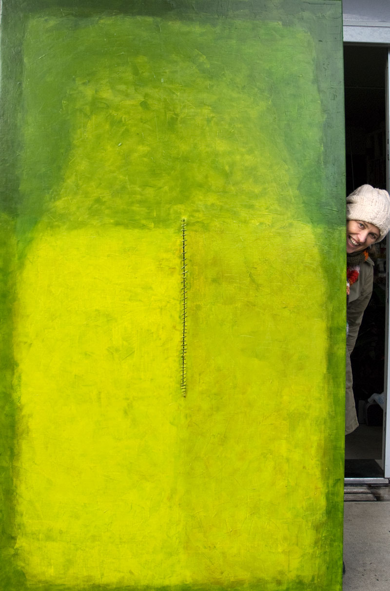 Colorfield schilderij van beeldend kunstenaar Hester van Dapperen: Who is afraid of green? 230 x 130 cm. Olieverf, pigmenten en borduur op linnen.