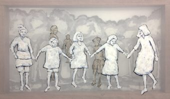 Transparant schilderij, vijf dansende meisjes met bomen op de achtergrond