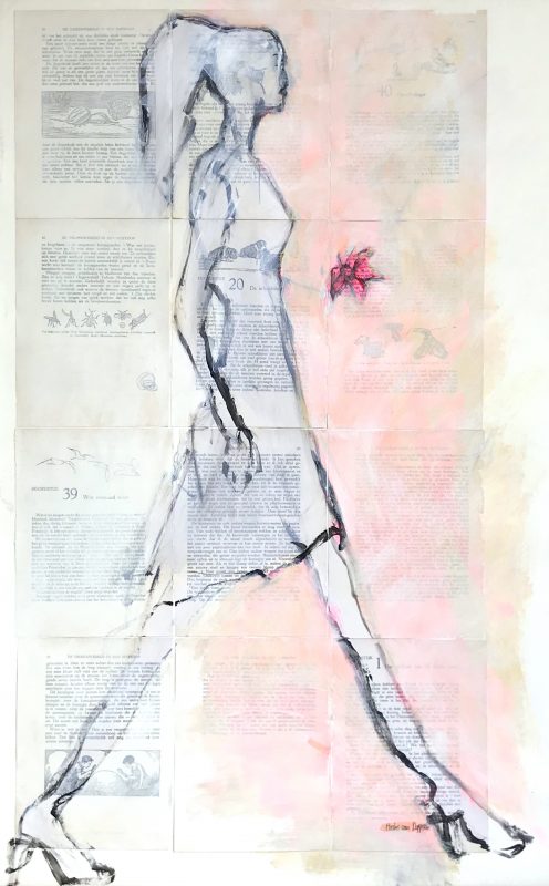 Foto van een schildering op een collage ondergrond van een lopende vrouw in wit met een roze bloem. Op de ondergrond zijn gedeeltelijk overgeschilderde teksten en tekeningetjes zichtbaar