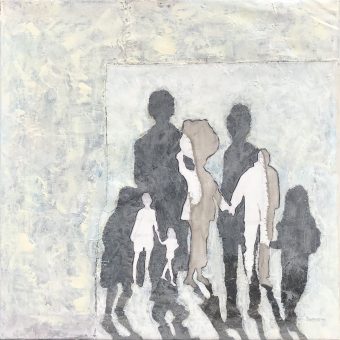 foto van Schilderij met meerdere figuren geschilderd in witte, grijze en donkere, levendige gelaagde transparante tinten
